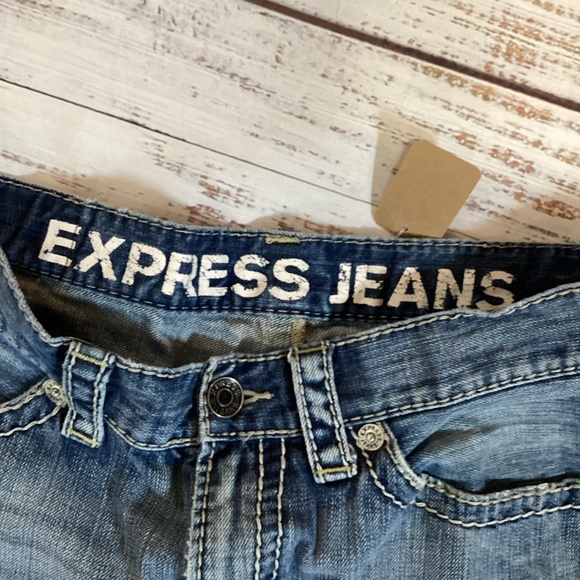 1606. Men’s Express Light Wash Boot Cut Distressed Jeans Size 33x32 - Picture 3 of 4